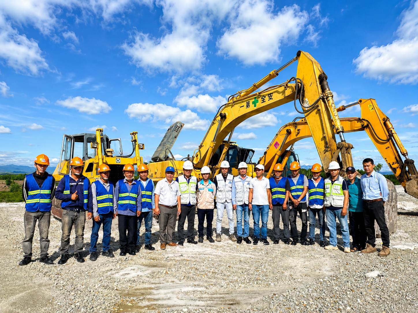 Đội ngũ Hiệp Thành trước dàn máy móc thi công