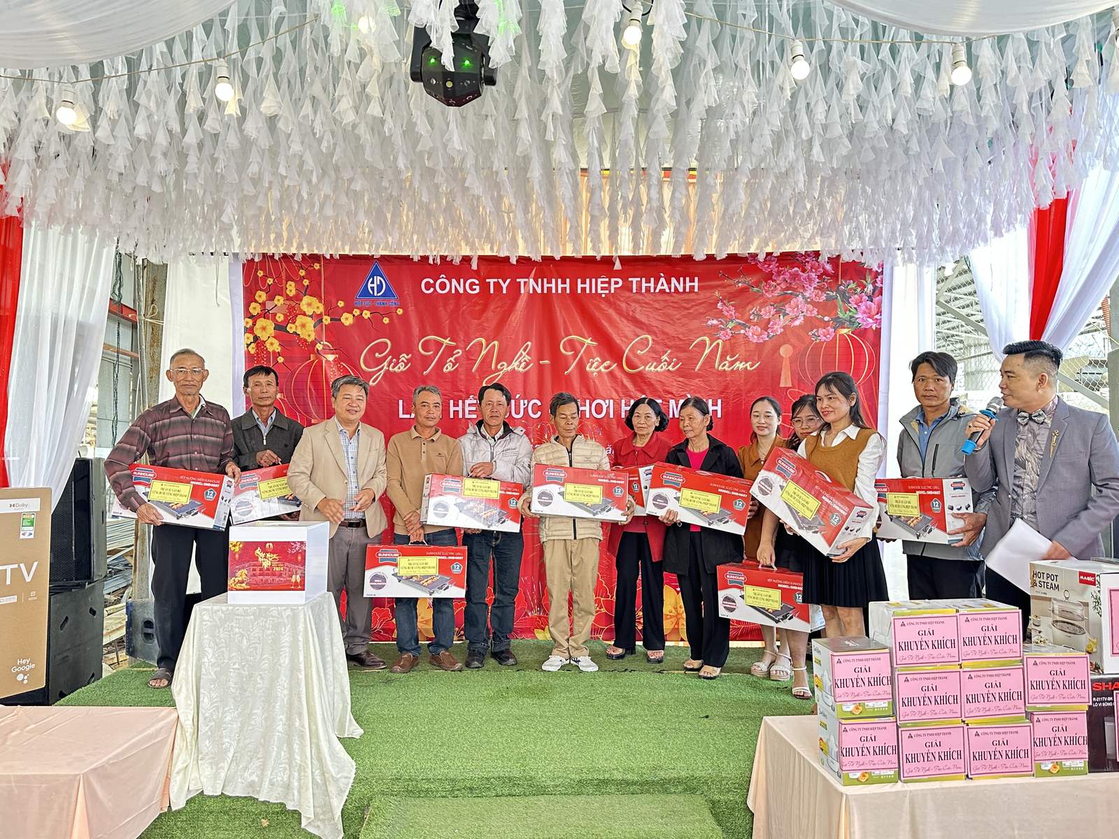 Tập thể cán bộ công nhân viên Hiệp Thành