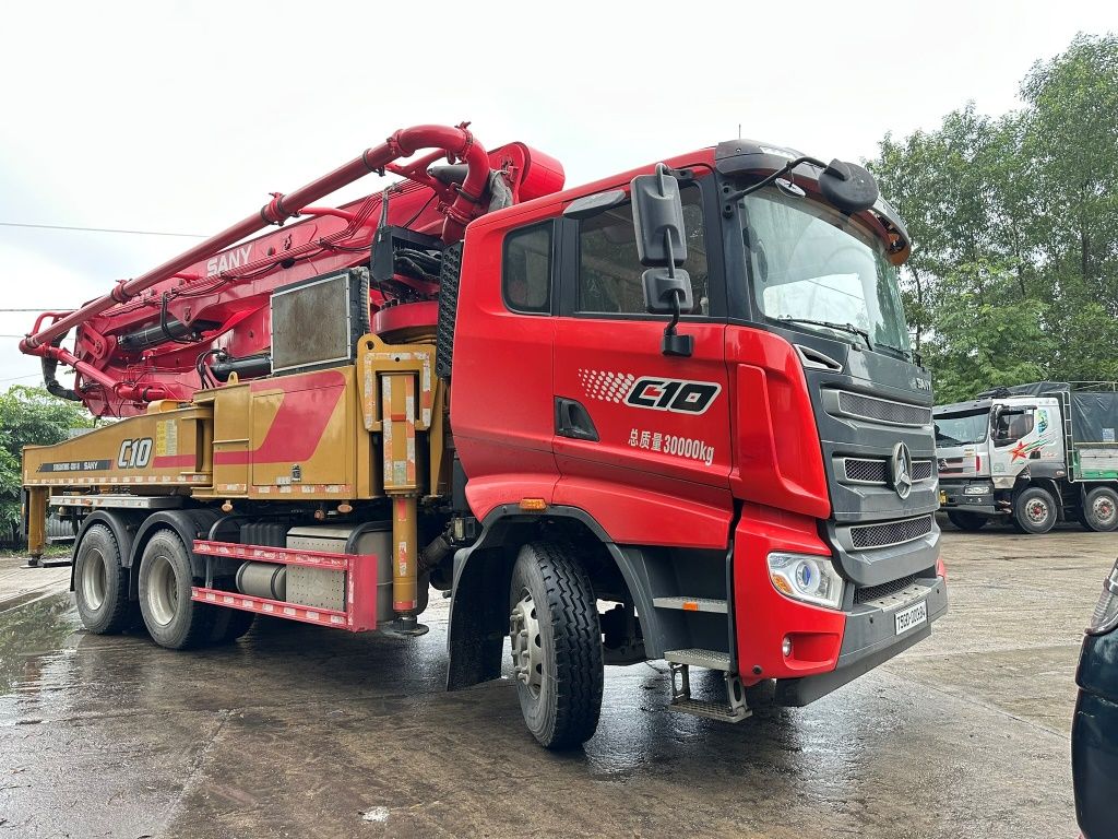 Xe bơm bê tông của Hiệp Thành phục vụ thi công