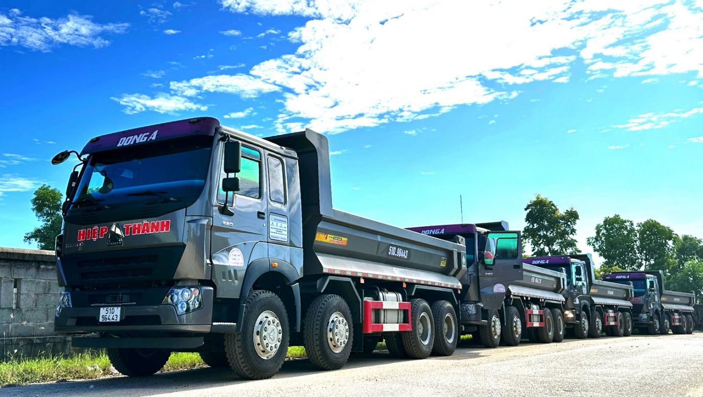 Đội xe tự đổ của Hiệp Thành