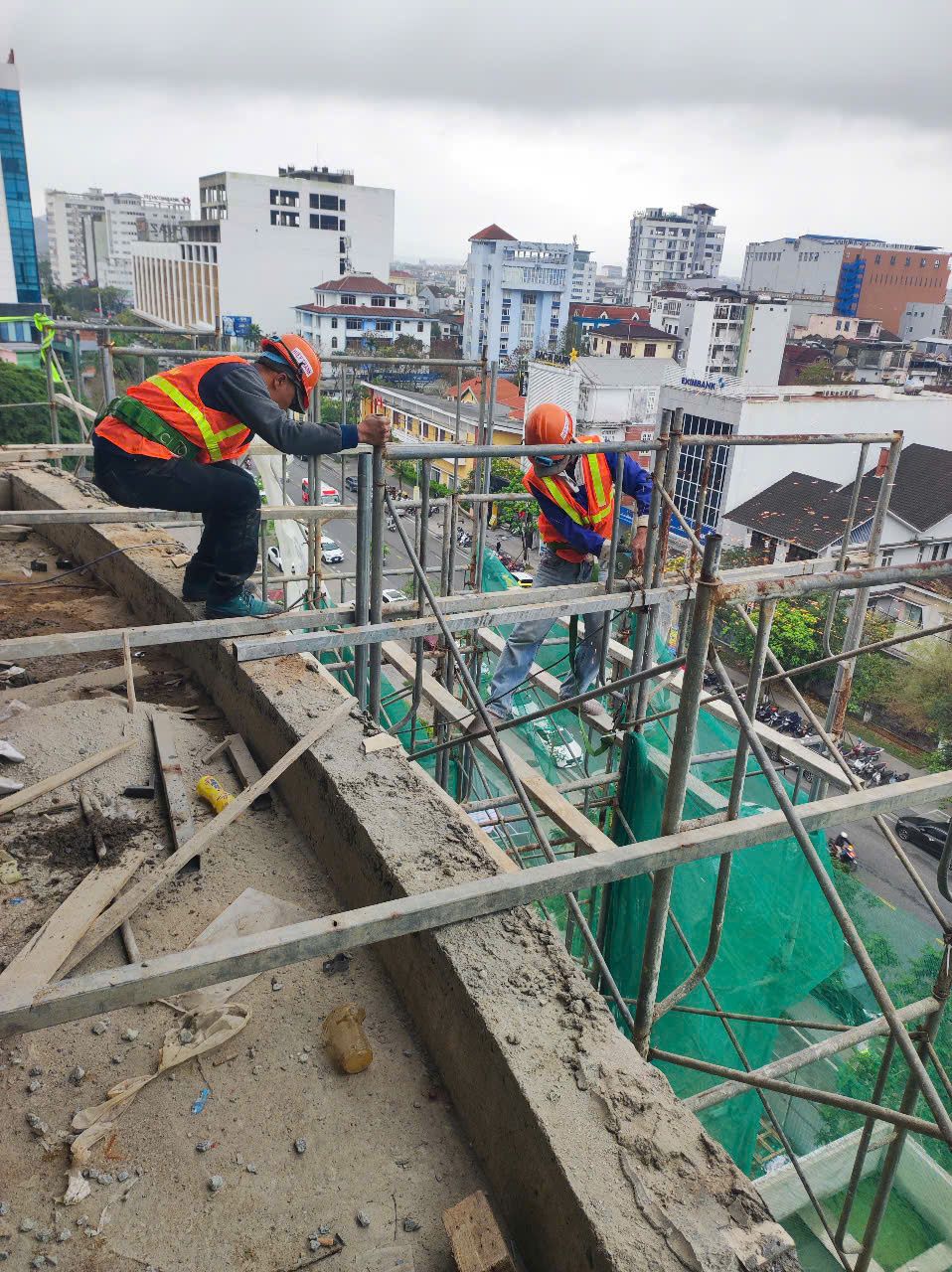 Thi công kết cấu trên cao